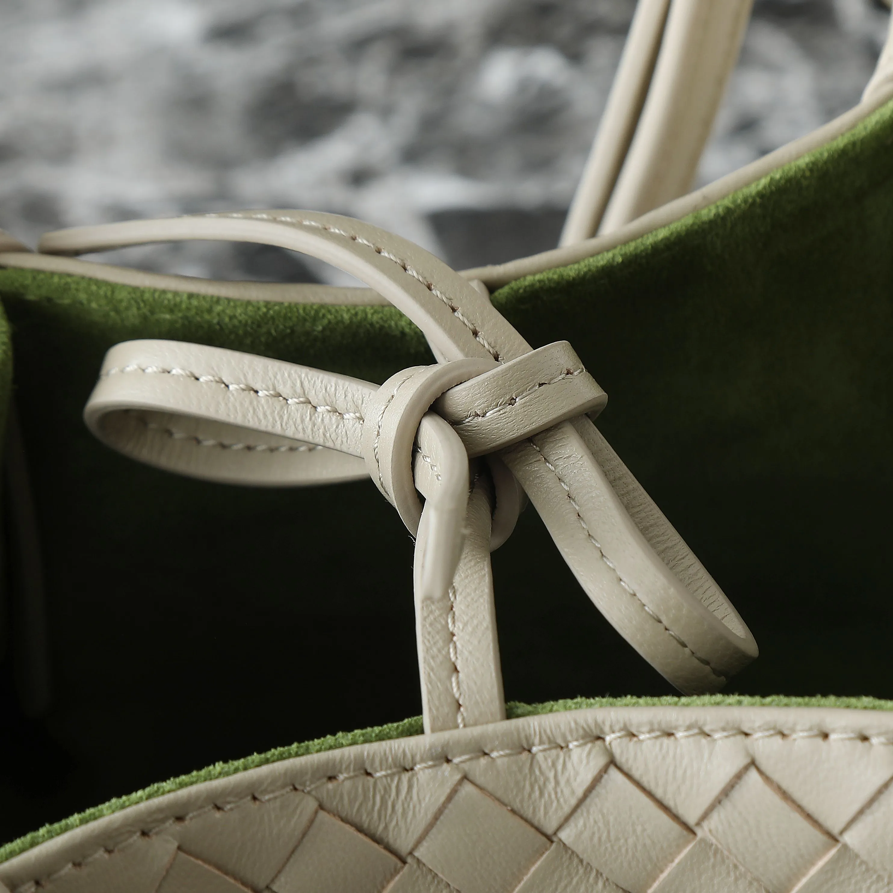 Batch 1660 BV25 spring and summer new product Mini pinacoteca two-tone surface. The weaving process is also super exquisite. Every texture is delicate and clear, and you can see the full ingenuity. 👜The bag uses 1 cm leather strips, which are purely hand-woven, highlighting the brand's craftsmanship. The inside is flipped to reveal a smooth suede lining that can be used on both sides, taking into account both fashion and practicality. 	 The small size can be worn on one shoulder or across the body, making it super versatile for daily commuting! 	 💕Fashionable ladies who like BV, come to me to get the same style~ ​Model number: 819004 ​Size: 24*15*12cm